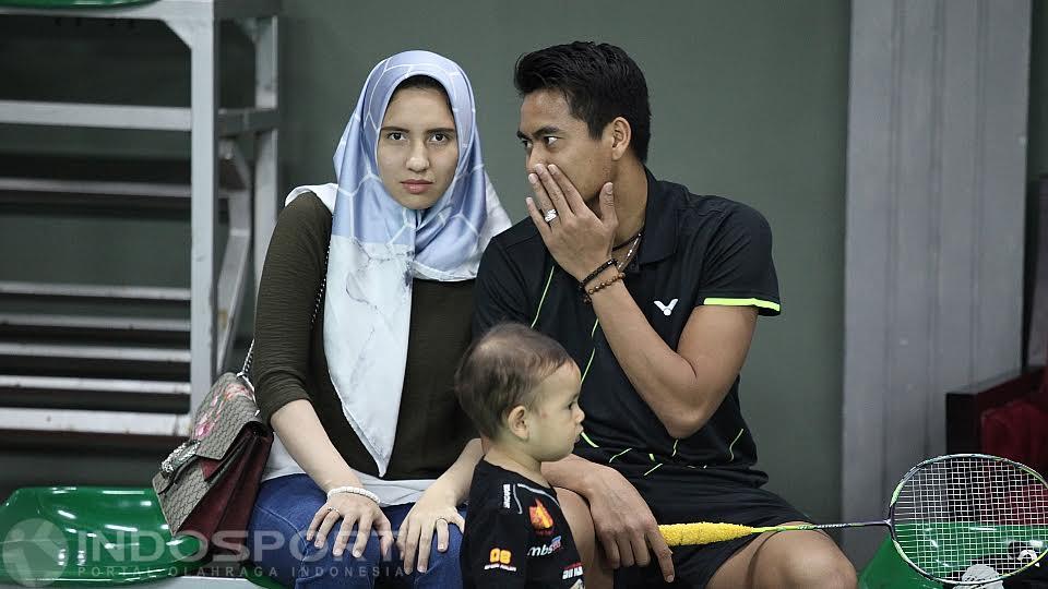 Kemesraan Tontowi Ahmad (kiri) bersama sang istri Michelle Harmanic dan anaknya, Danish Arsenio Ahmad.